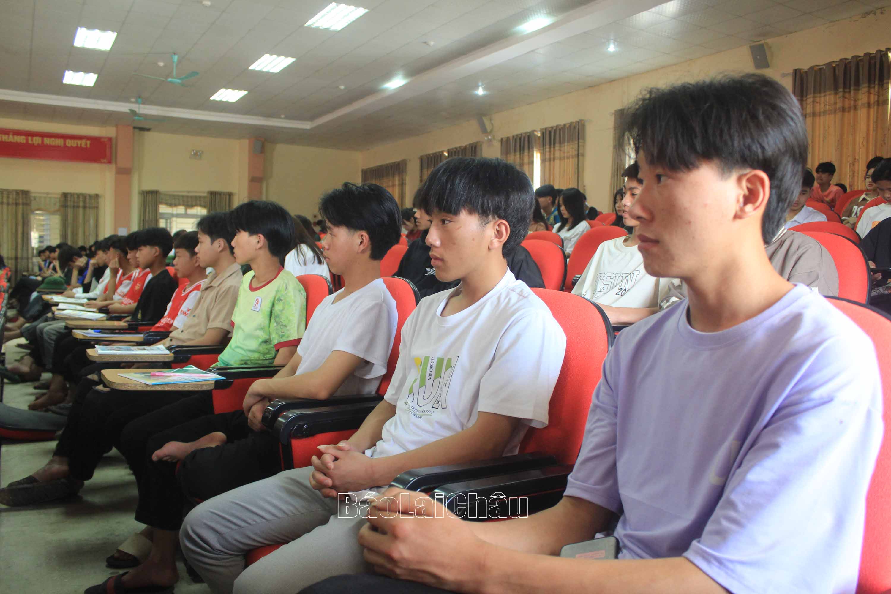 Học sinh, sinh viên trường CĐCĐ Lai Châu lắng nghe tư vấn tuyển sinh. Học sinh, sinh viên trường CĐCĐ Lai Châu lắng nghe tư vấn tuyển sinh.